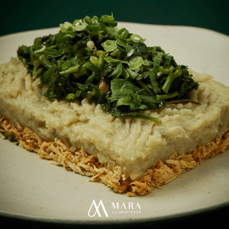Escondidinho de Frango com Purê de Batata-Doce e Couve Refogada