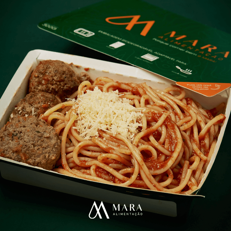 Espaguete à Bolonhesa com Almôndegas