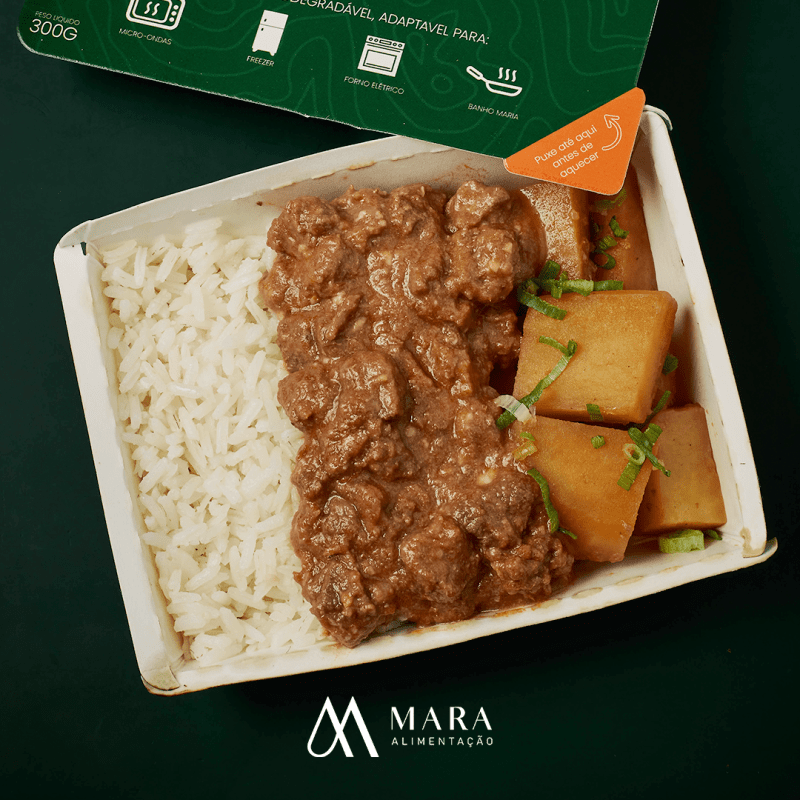 Estrogonofe de Carne com Arroz Branco e Batata Assada em Cubos