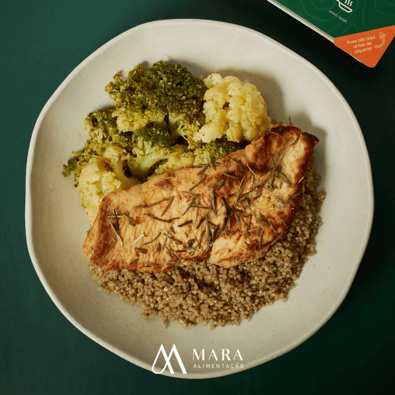Frango Grelhado com Ervas, Quinoa com Legumes e Mix de Couve-Flor e Brócolis