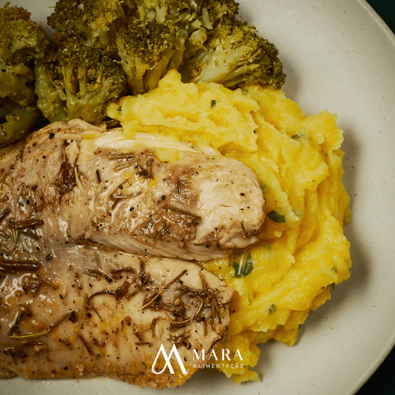 Tilápia Grelhada com Purê de Mandioquinha e Brócolis ao Alho