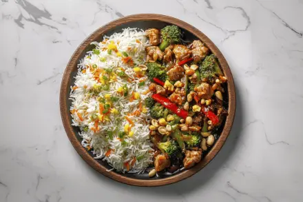 Frango Xadrez com Yakimeshi (Arroz Branco, Cenoura, Ovo e Cebolinha)