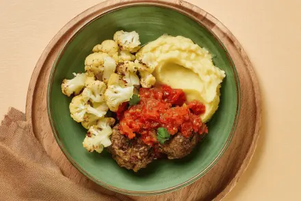 Almôndega Recheada com Muçarela (Acompanha Purê de Batata Doce e Couve-Flor)