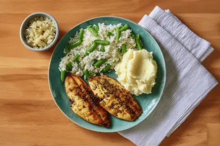 Filé de Tilápia com Limão e Ervas, Arroz Branco com Vagem e Purê de Batata