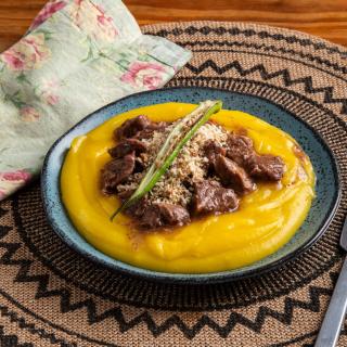 Carne ao molho glaceado com purê de mandioquinha e farofa crocante