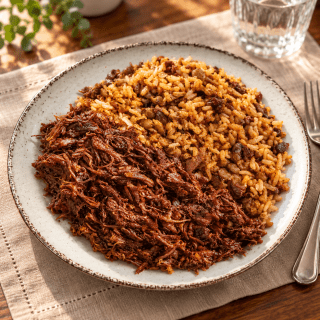 Carne desfiada + Arroz com lentilha e cebolas douradas