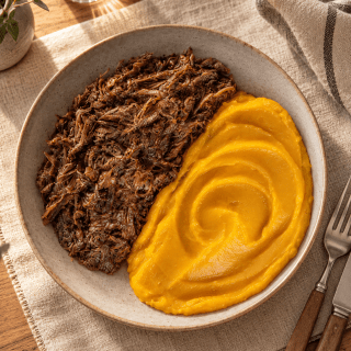 Carne desfiada + Arroz com lentilha e cebolas douradas