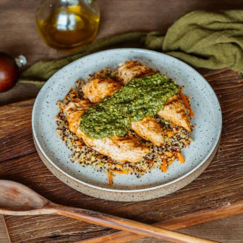 Filé de frango grelhado com pesto de agrião + Quinoa com legumes - BRINDE