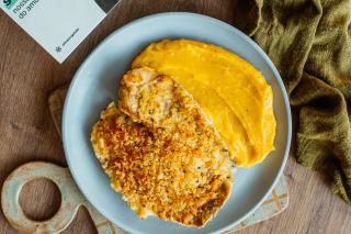 Peixe com crosta de castanhas e purê de banana da terra