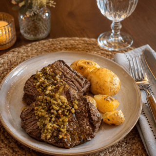 Escalope de mignon ao chimichurri com batatas ao murro