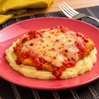 Frango à parmegiana gratinado com purê de batata