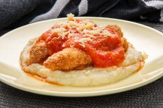 Filé de Frango à Parmegiana com Purê de Couve Flor