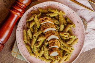 Penne integral ao pesto de manjericão e filezinho de frango grelhado
