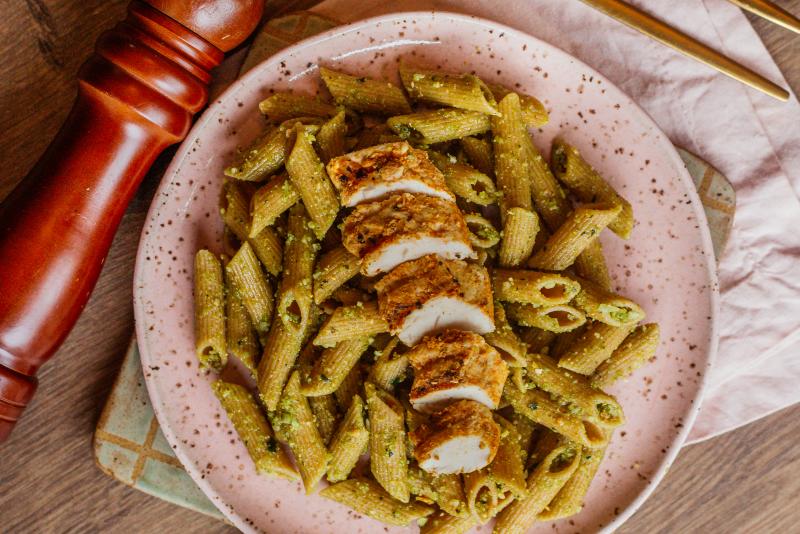 Penne integral ao pesto de manjericão e filezinho de frango grelhado