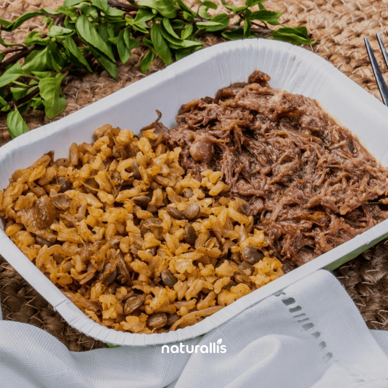 Carne desfiada + Arroz com lentilha e cebolas douradas