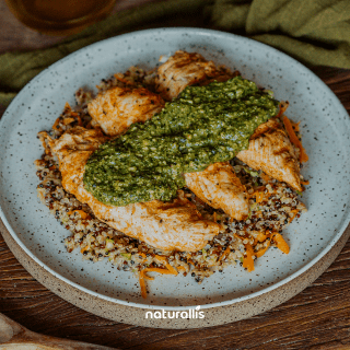 Filé de frango grelhado com pesto de agrião + Quinoa com legumes
