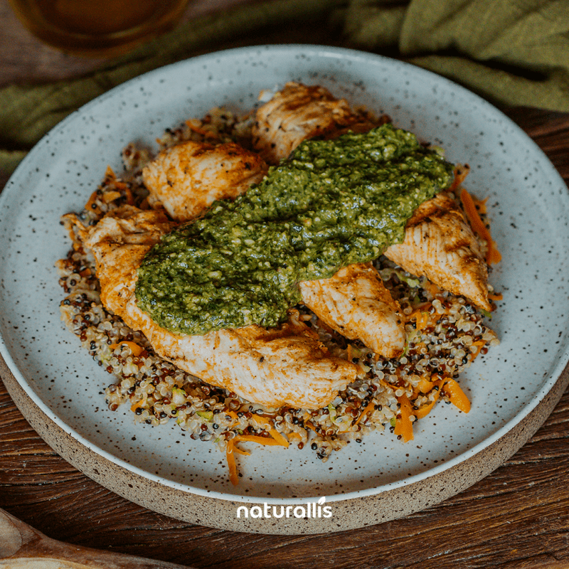 Filé de frango grelhado com pesto de agrião + Quinoa com legumes