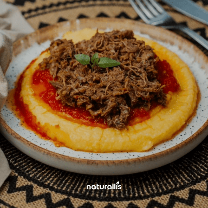 Carne desfiada com polenta cremosa