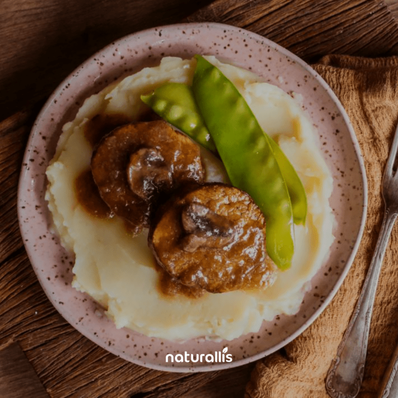 Escalope de mignon ao molho madeira com purê de batata e ervilha torta salteada