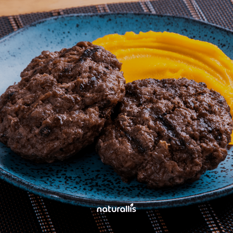 Hambúrguer de carne grelhado com purê de abóbora
