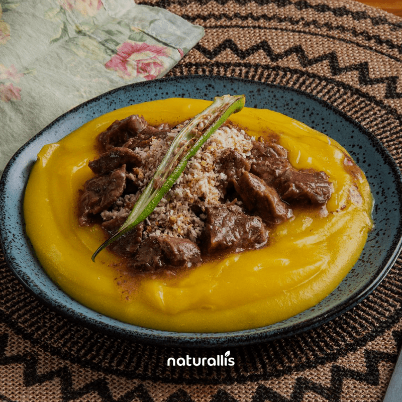 Carne ao molho glaceado com purê de mandioquinha e farofa crocante