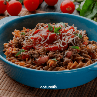 Mega fusilli integral à bolognesa