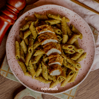 Penne integral ao pesto de manjericão e filezinho de frango grelhado