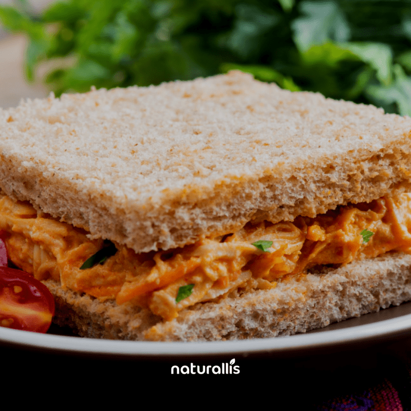Sanduíche integral de peito de frango com pasta de ricota light
