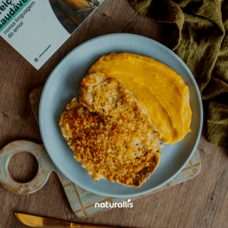 Peixe com crosta de castanhas e purê de banana-da-terra