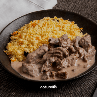 Strogonoff de mignon com cuscuz marroquino de legumes