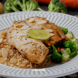 Tilápia com amêndoas, arroz Integral e mix de legumes