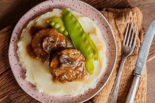 Medalhão de mignon ao molho madeira com purê de batata e ervilha torta salteada