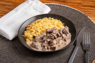 Strogonoff de Mignon com Cuscuz Marroquino de Legumes