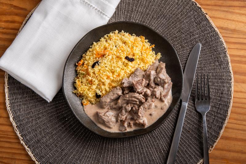 Strogonoff de Mignon com Cuscuz Marroquino de Legumes
