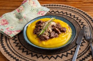 Carne ao molho glaceado com purê de mandioquinha e farofa crocante