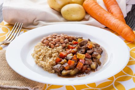 Picadinho de Carne com Batata e Cenoura + Arroz Integral e Feijão