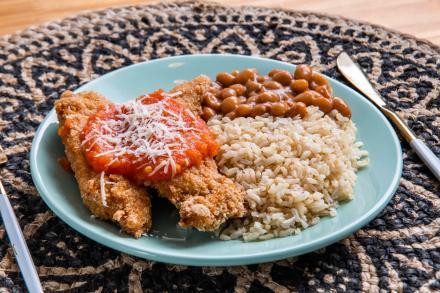 Parmegiana de frango + Arroz Integral + Feijão