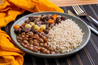 Mega Picadinho de Carne com Batata e Cenoura + Arroz Integral e Feijão