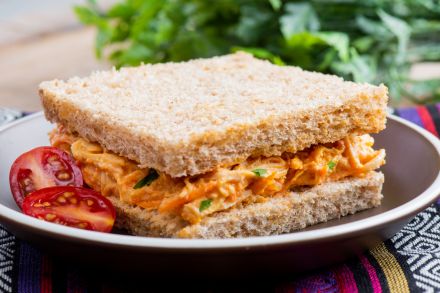 Sanduíche Integral de Peito de Frango com Pasta de Ricota Light