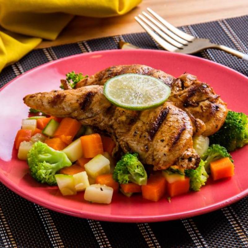 Filé de frango grelhado ao lemon pepper + Mix de legumes - BRINDE