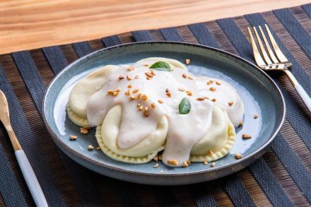 Sorrentino de Búfala e Manjericão com Molho Branco