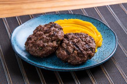 Hambúrguer de Carne com Purê de Abóbora