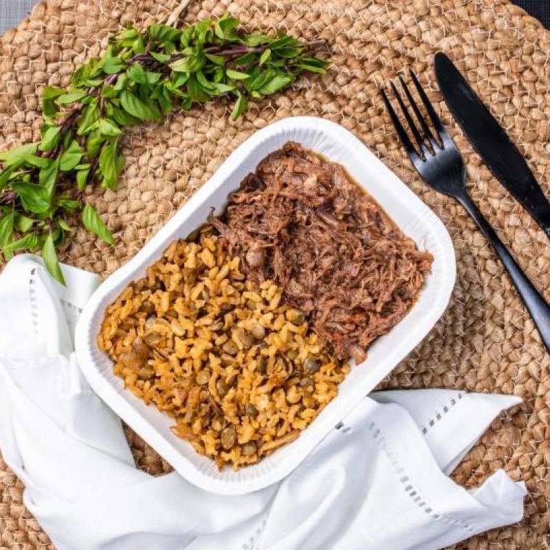 Carne desfiada + Arroz com lentilha e cebolas douradas - BRINDE