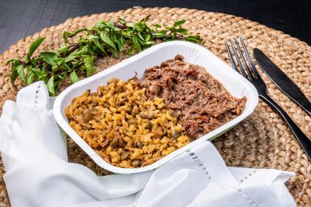 Arroz com lentilha e cebolas douradas + Carne desfiada