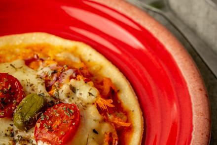 Pizza Low Carb de Frango com Azeitonas