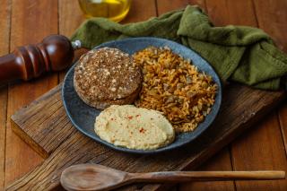Kibe + Arroz com Lentilhas e cebolas dourados + Homus