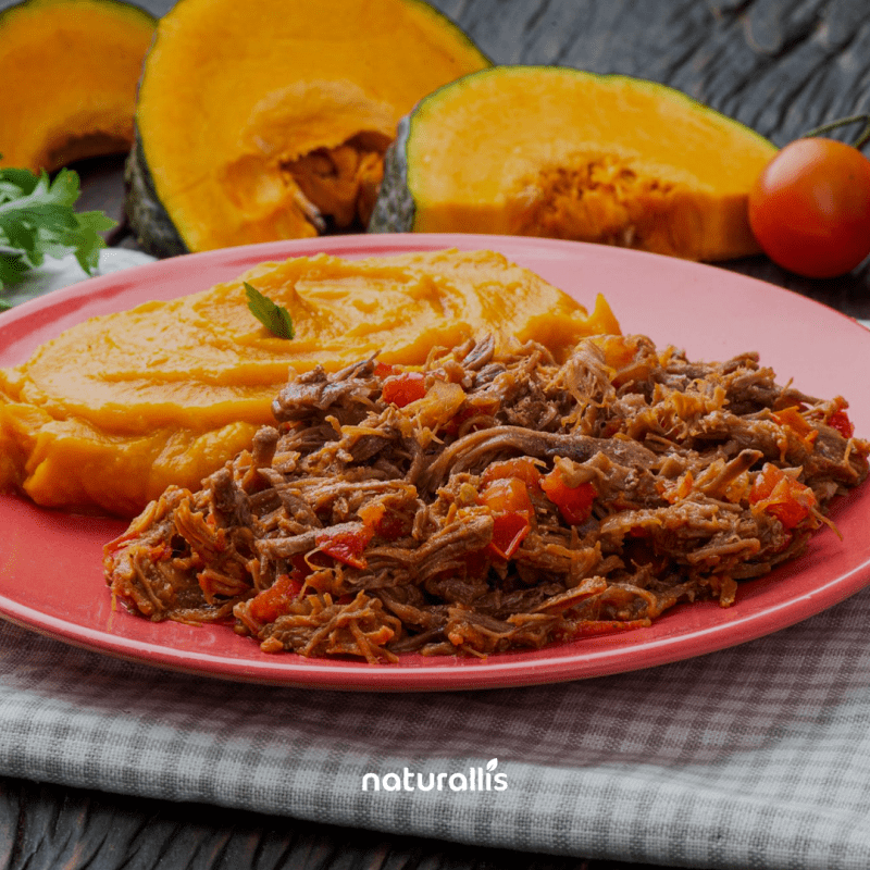 Carne Desfiada com purê de abóbora