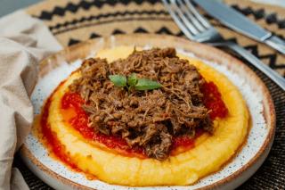Ragu de Carne com Polenta Cremosa