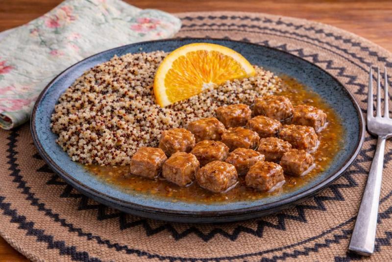 Mignon suíno ao molho de laranja, dijon e mel com quinoa