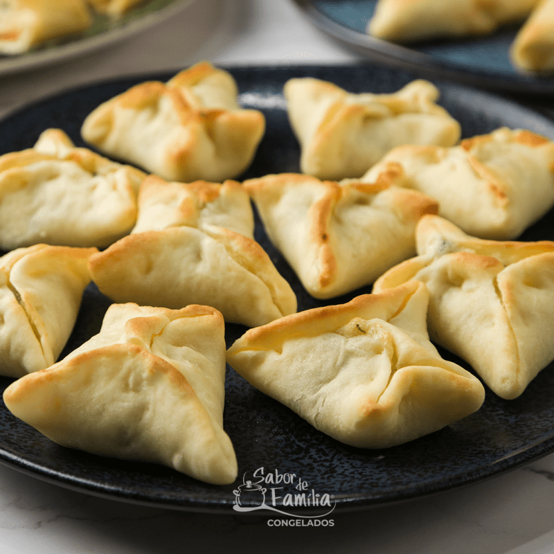 ESFIHA DE ESCAROLA E QUEIJO